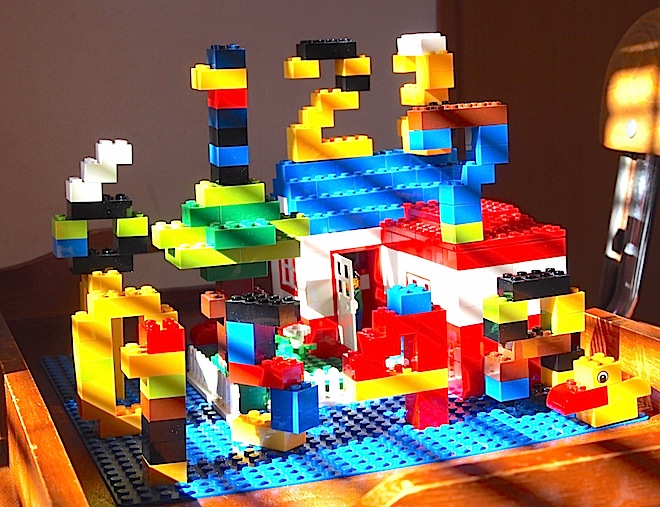 数字を飾ったレゴの家