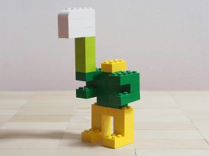 緑のロボット、斧