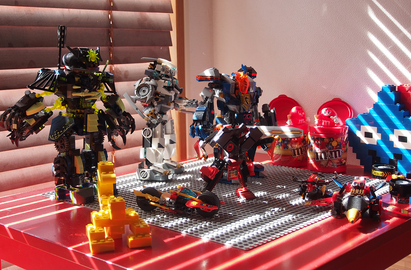 レゴテーブルにロボットたち