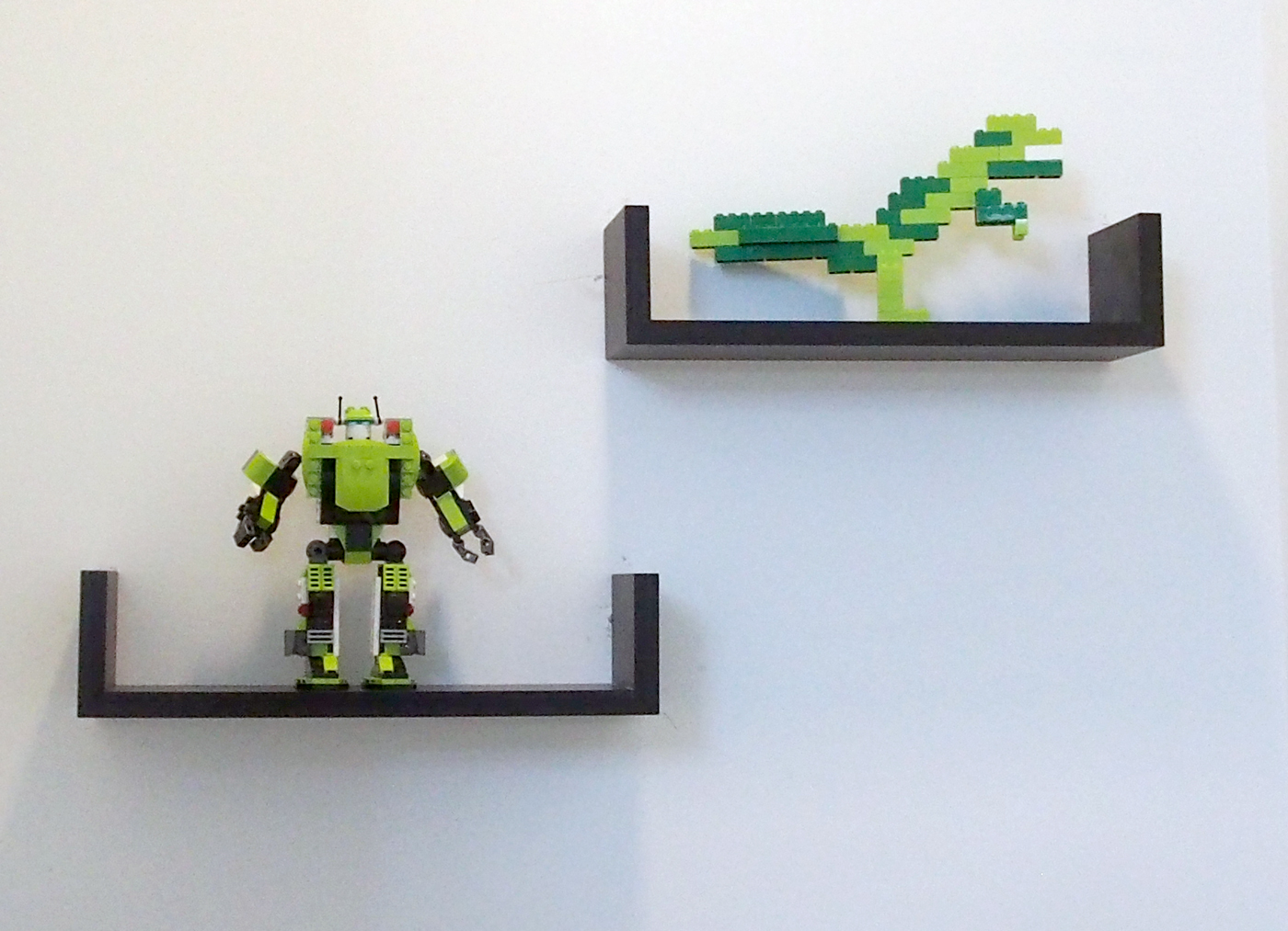 飾り棚にレゴのロボット