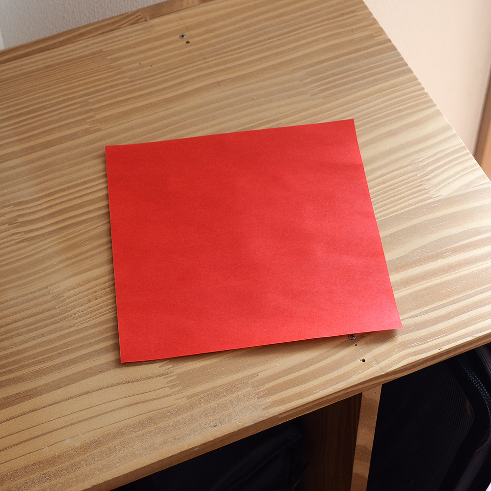 赤い折り紙、１枚