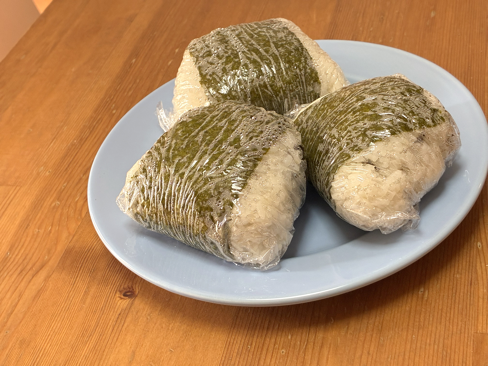 ラップ、おにぎり、塩昆布