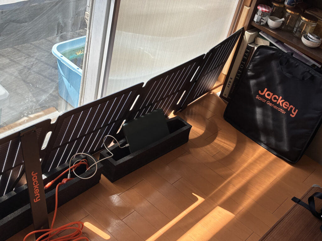 ジャクリ、ソーラーパネル室内