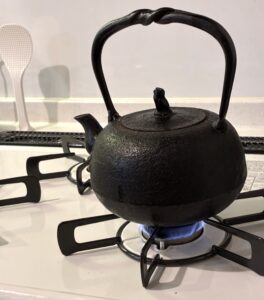 コンロで火にかけた鉄瓶