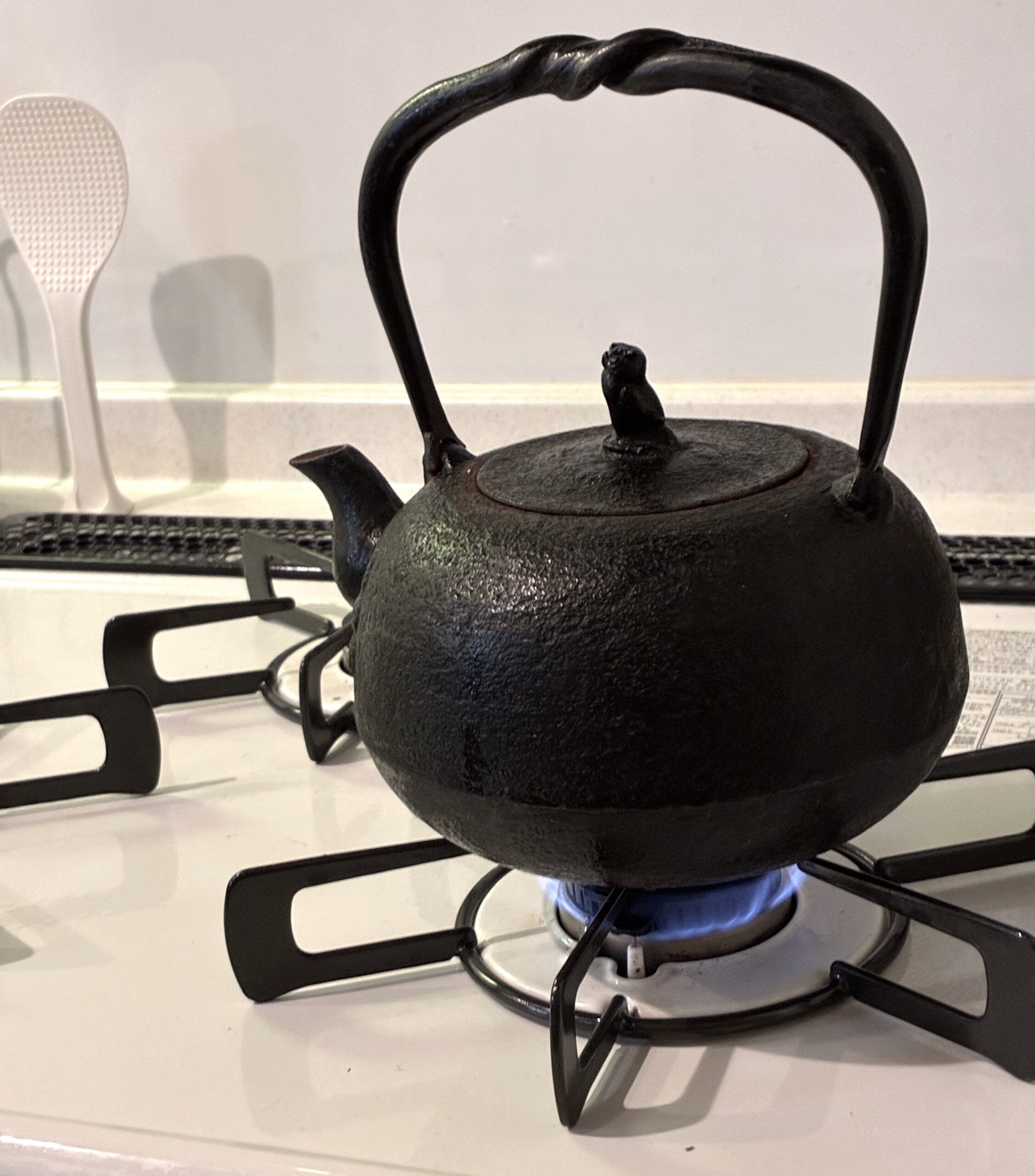コンロで火にかけた鉄瓶